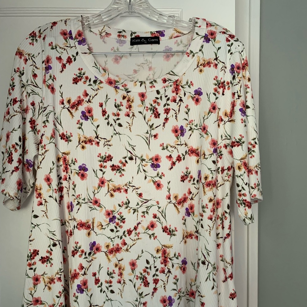 Floral flare top w/cute button detailing on back